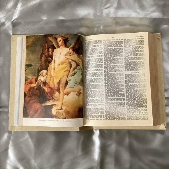 Royal Classic Portrait Edition Family Bible KJV - Picture 3 of 9